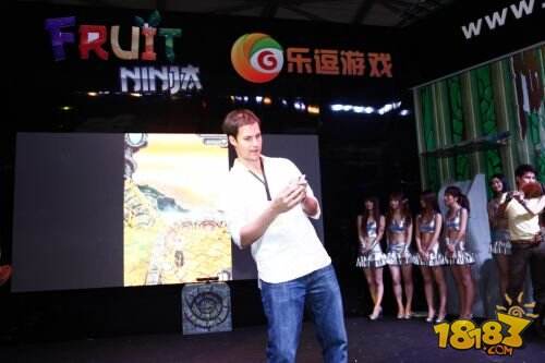 火辣妹子大神级偶像引爆CJ乐逗游戏展台