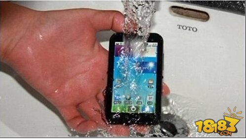 手机掉水里怎么办 4个步骤拯救你的手机