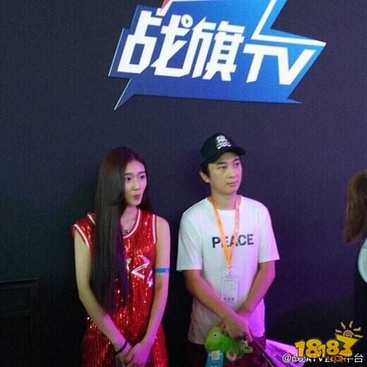 “国民老公”王思聪亮相Chinajoy：ShowGirl们疯狂合影