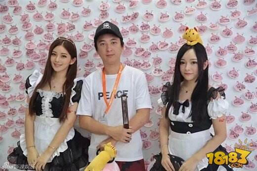“国民老公”王思聪亮相Chinajoy：ShowGirl们疯狂合影
