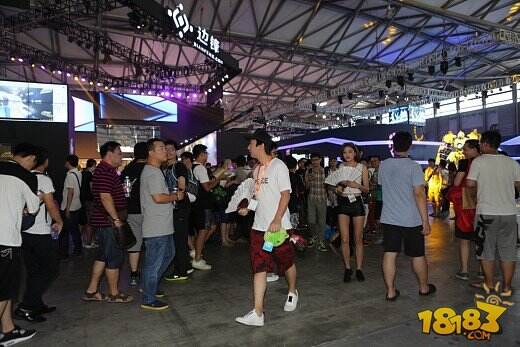 “国民老公”王思聪亮相Chinajoy：ShowGirl们疯狂合影