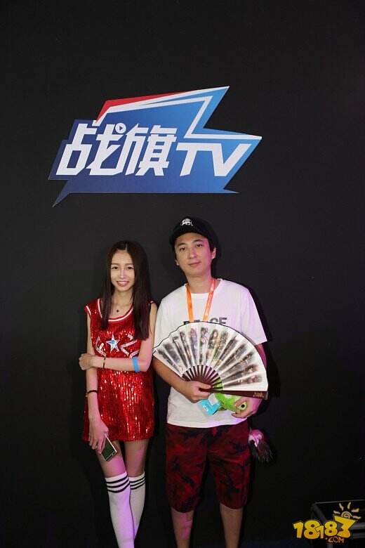 “国民老公”王思聪亮相Chinajoy：ShowGirl们疯狂合影