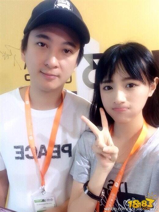“国民老公”王思聪亮相Chinajoy：ShowGirl们疯狂合影