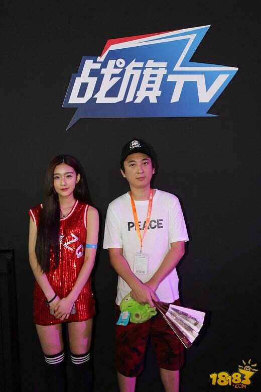 “国民老公”王思聪亮相Chinajoy：ShowGirl们疯狂合影