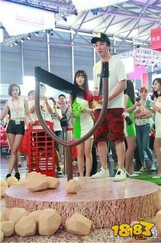“国民老公”王思聪亮相Chinajoy：ShowGirl们疯狂合影