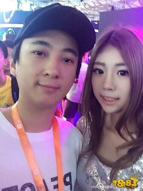 “国民老公”王思聪亮相Chinajoy：ShowGirl们疯狂合影