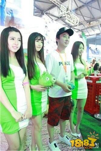 “国民老公”王思聪亮相Chinajoy：ShowGirl们疯狂合影