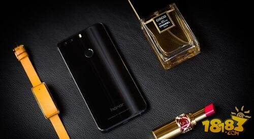 华为荣耀8幻夜黑版首次登场 售价1999元起