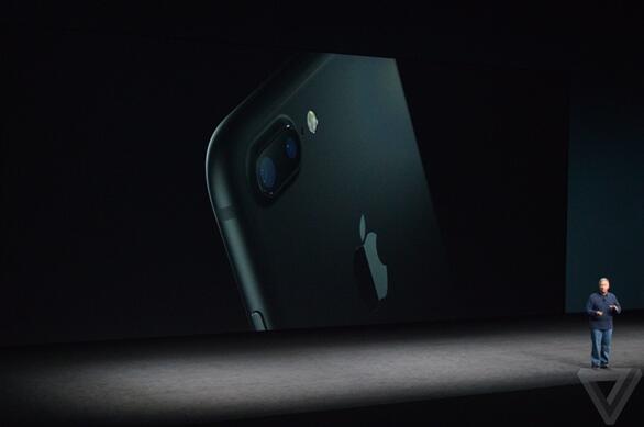 苹果iPhone7黑色版本图片赏析 黑色发亮
