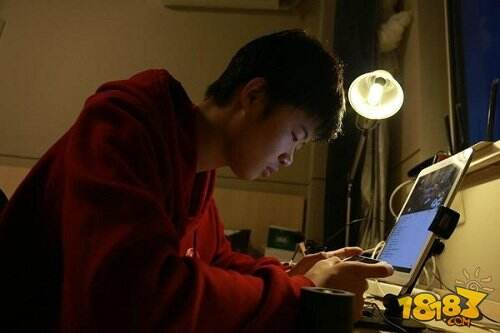 首个黑暗骑士登场 虎牙直播炫星力压众土豪