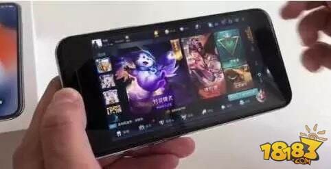 iPhoneX玩王者荣耀竟有巨大黑边 想增加视野？不存在的