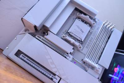 技嘉B850M AORUS Stealth ICE主板评测——低调而坚固,拥有出色的mATX美学