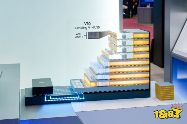 A model showcasing Samsung's V10 Bonding V-NAND with '400+ Layers' is displayed on a counter.