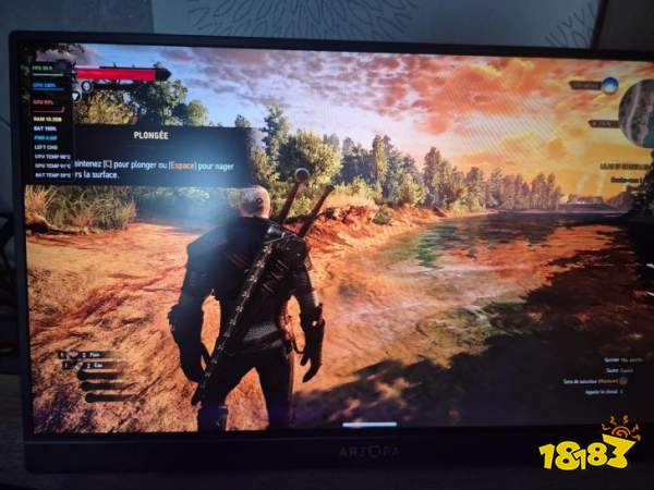 A character in The Witcher 3 stands by a river with on-screen text 'PLONGÉE' indicating dive controls on an Arzopa monitor.