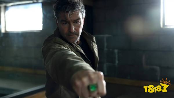Hal Jordan (Kyle Chandler) holds forward his fist to wield his Green Lantern ring in Lanterns.