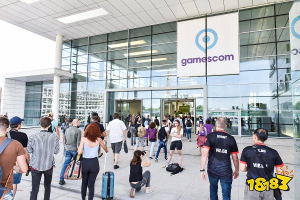 Gamescom 2018 - people walking in