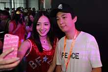 “国民老公”王思聪亮相Chinajoy：ShowGirl们疯狂合影