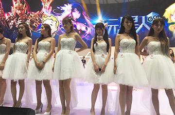 这才是久经“烤”验的老司机！CJ展前美女探营
