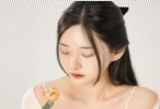 《剑星》申才恩展示全新性感照：穿白色衣服享用大虾