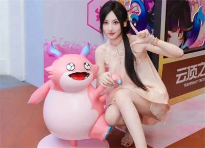 LPL女解说鼓鼓跟榜一大哥相约洗浴中心？！要求大哥带她去商K帮点两男模！