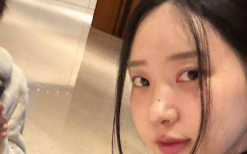 剑星体模申才恩分享冬日穿搭美照 黑毛衣短裙黑丝秀出好身材