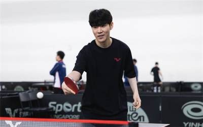 TheShy被WTT世界乒联特邀亮相赛场，和申裕斌对打秀球技，网友：六边形战士实锤了！