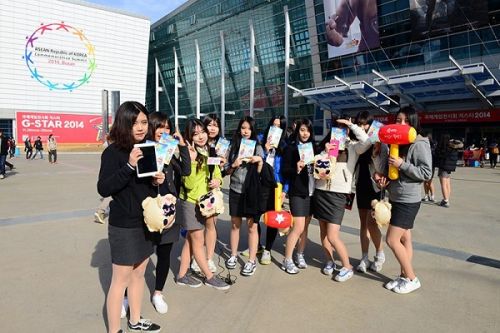 《方块西游》韩国街头颜值挑战 引高中少女惊叫连连