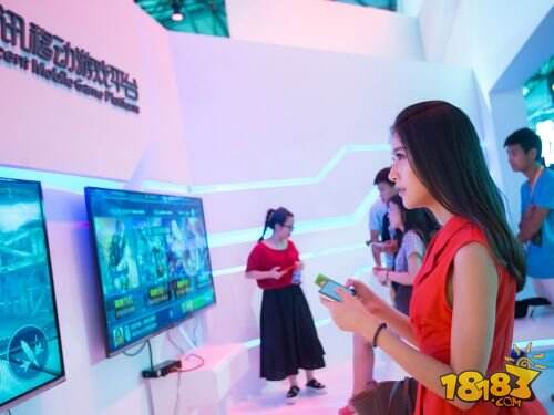腾讯ChinaJoy“黑科技” 微游戏机开启全新手游体验模式