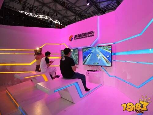 腾讯ChinaJoy“黑科技” 微游戏机开启全新手游体验模式