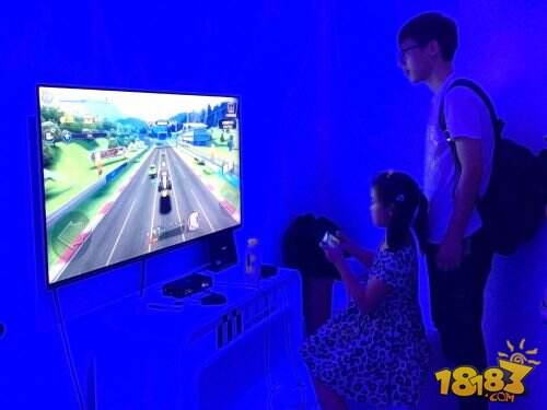 腾讯ChinaJoy“黑科技” 微游戏机开启全新手游体验模式