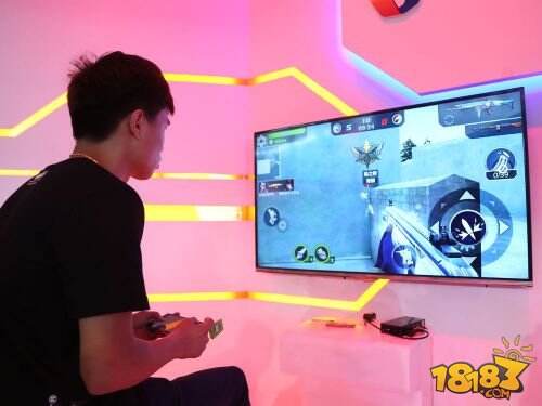 腾讯ChinaJoy“黑科技” 微游戏机开启全新手游体验模式