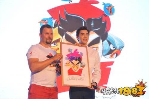 李易峰助阵《愤怒的小鸟2》全球上线发布会 获赠“峰鸟”手稿