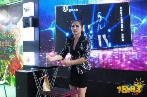 看ShowGirl不如看魔术 弘程展台美女魔术师迷晕玩家
