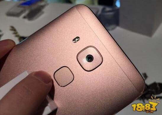 华为麦芒5真机图赏：配置很三星 黑边很华为