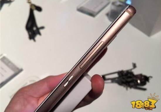 华为麦芒5真机图赏：配置很三星 黑边很华为