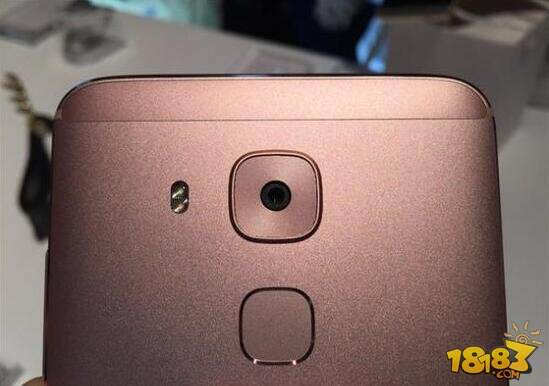 华为麦芒5真机图赏：配置很三星 黑边很华为