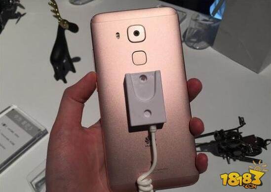 华为麦芒5真机图赏：配置很三星 黑边很华为