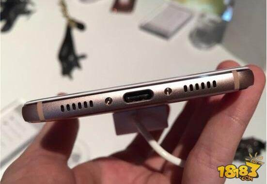 华为麦芒5真机图赏：配置很三星 黑边很华为