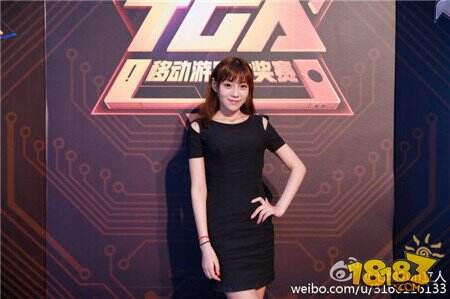 团战机关枪遇上快嘴小萝莉 王者荣耀解说团大有看头