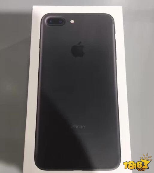 苹果iPhone7黑色/亮黑色真机对比：最后亮瞎了