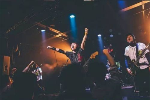 《无尽战区·觉醒》携手指人儿乐队 主题曲MV《理想乡》发布
