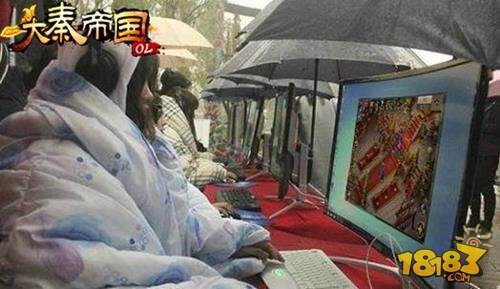 数十美女雨中激情对撸 她却打开了大秦帝国OL