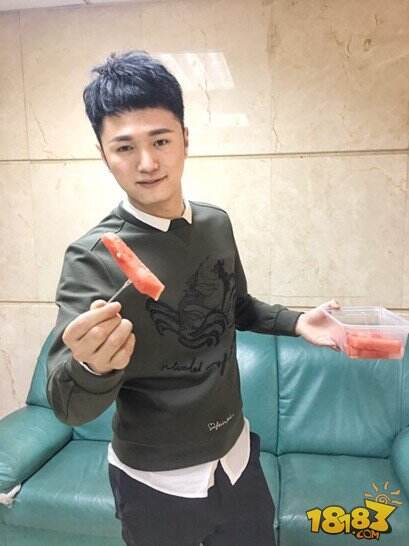 陈赫触手直播王者荣耀mds丶剑仙现身 喂粉丝吃西瓜