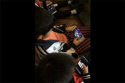 嗨氏围观小孩玩王者荣耀 一局被老师打三个电话