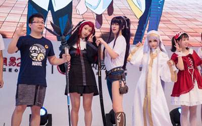 雅妮丝牵手神裂火织《魔禁手游》五大COS点亮CJ