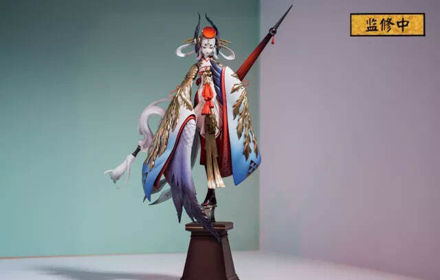 姑获鸟手办模型是倍受《阴阳师》玩家喜爱的"金鸾鹤羽"皮肤造型,这款