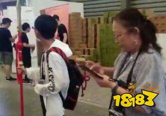 60后阿姨带孩子逛CJ:电竞和奥数没什么不同
