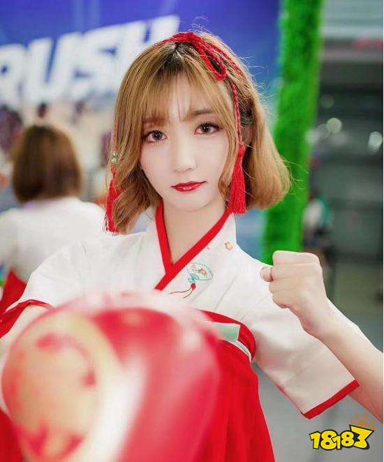 太萌了!CJ展会最小摄影师,眼神离不开小姐姐