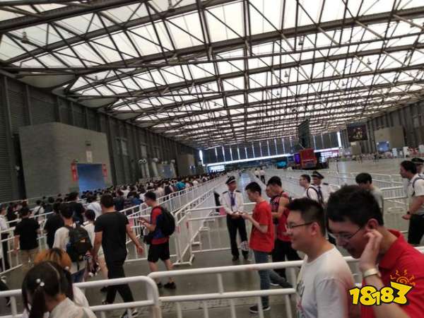 RNG、IG现身ChinaJoy，现场粉丝挤到站不下！