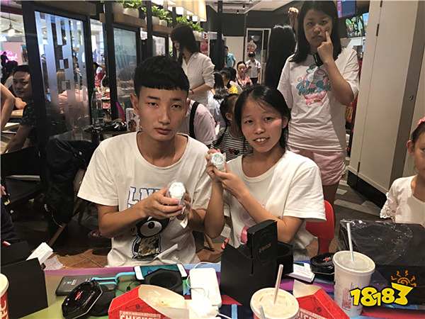 波拉哩紧急召唤 这个夏天在肯德基畅玩球球大作战